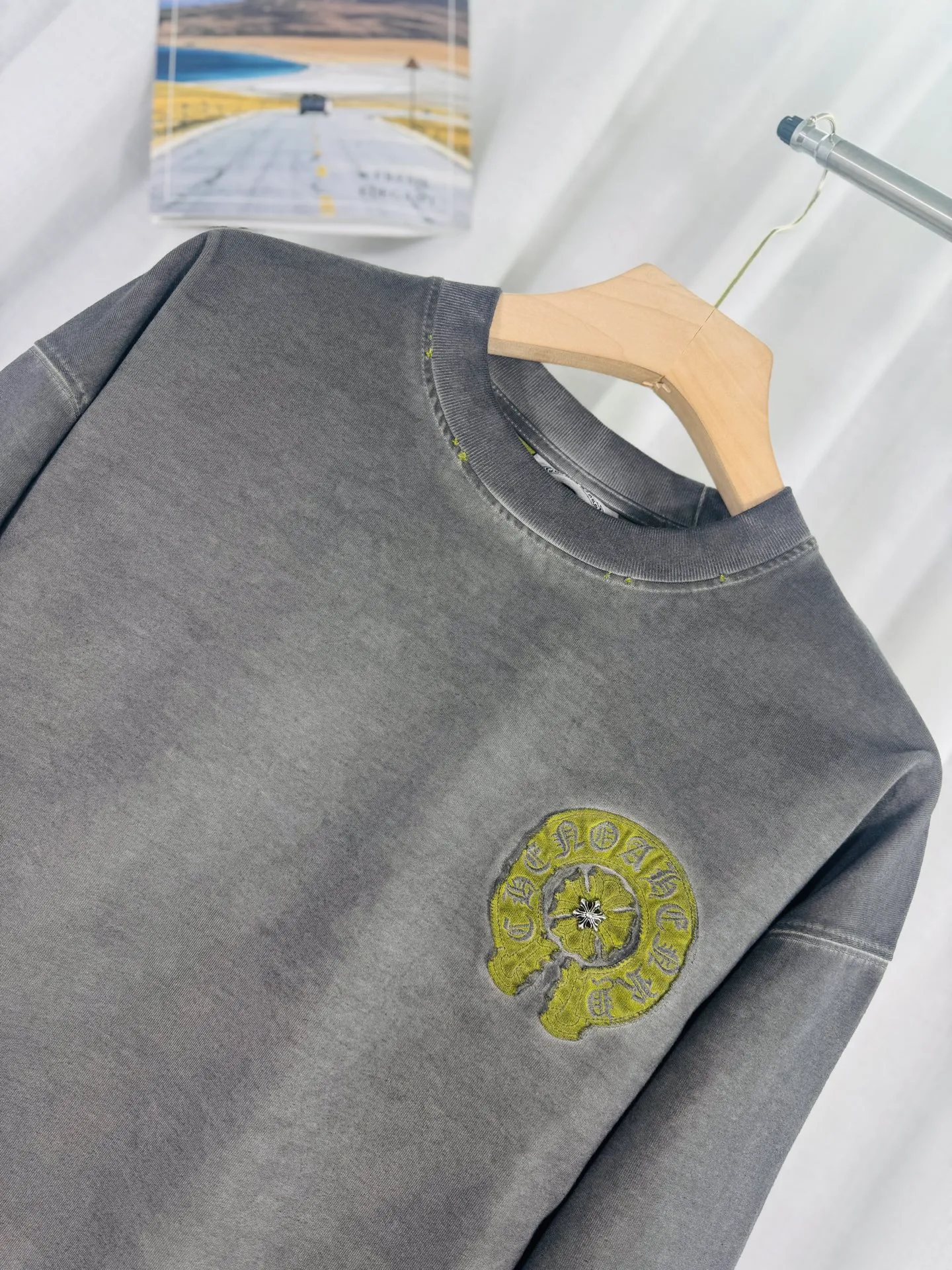 P250 ch high version Chrome Hearts 2025 new autumn and winter cross patch washed spray horse slip long-sleeved T-shirt, fabric: 26 double yarns 320 grams weight, patch embroidery, heavy wash water ➕ fried color + spray horse slip printing process: patch embroidery, secondary color spray horse slip process Color: gray, blue Size: S M L XL Style number: 5181